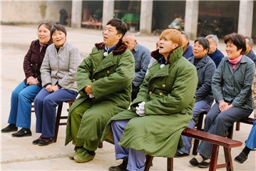 罗志祥与黄渤排排坐听村民上课