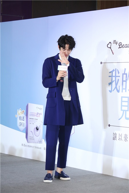 刘以豪出席面膜品牌见面会与粉丝提前跨年欢聚