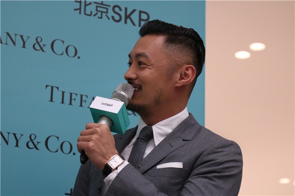 「宇宙夫妇」合体出席Tiffany活动 余文乐「老司机」频频逗乐周冬雨互动暧昧默契