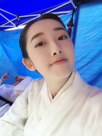 蒋梦婕晒九宫格自拍发福利 网友:美翻了,求嫁