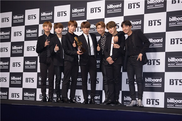 BTS Billboard获奖纪念记者会 Jin世界级帅脸获认证