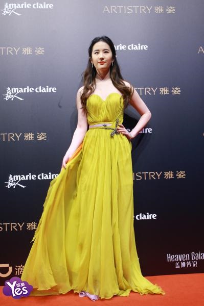 易烊千玺杨幂唐嫣Angelababy刘亦菲等出席嘉人盛典