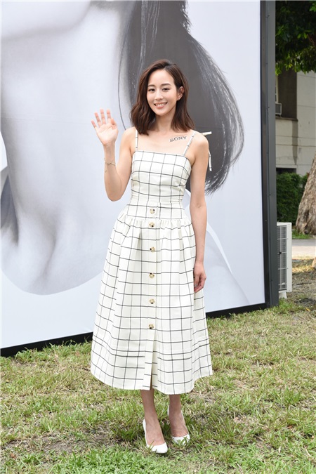 张钧宁亮丽出席耳机代言活动