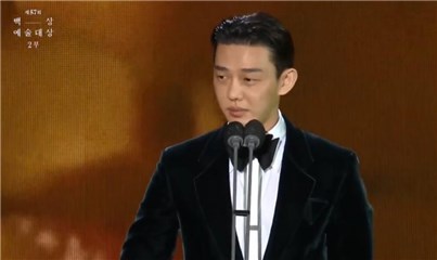 34岁刘亚仁夺韩国百想影帝哽咽：很难开心　26岁女星夺影后