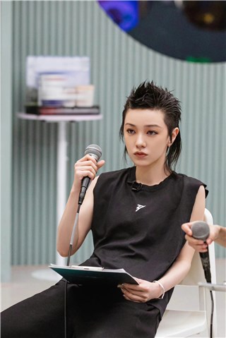 郭采洁庆祝乘风流浪游玩张家界 《野蛮生长》也不忘保持健康