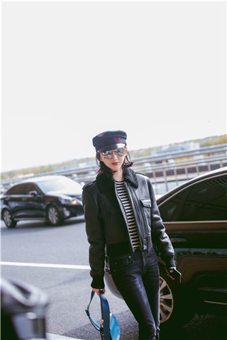 景甜亮相北京机场 演绎时尚潮暖look