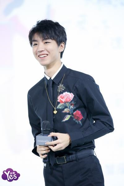 〈Yes 北京现场〉王俊凯全黑亮相变身玫瑰王子 暖笑卖萌尽显少年可爱本性