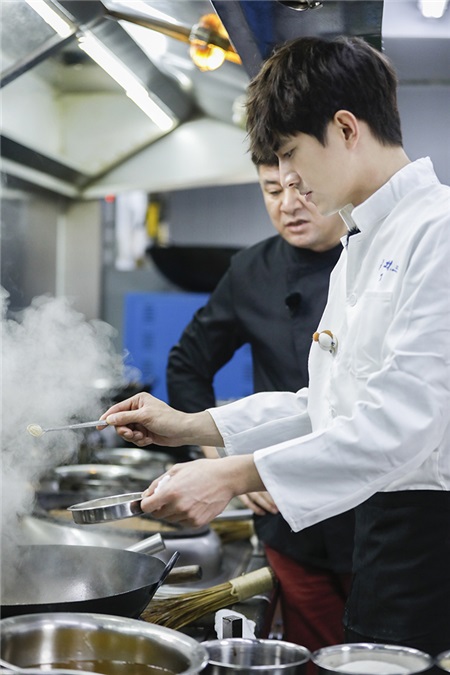 林更新《年味有FUN》转行厨师 微博厨神状况百出爆笑不断