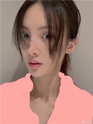 金晨微博晒自拍照  自嘲用脚剪的刘海难免有失误