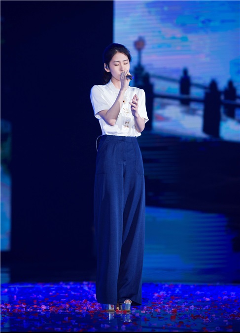 张碧晨仙侠盛典首唱《时光笔墨》 歌声唯美尽显柔情