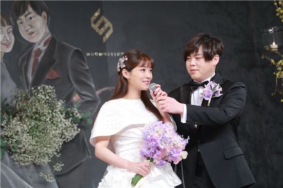 文熙俊、昭燏举行婚礼亮相媒体见面会