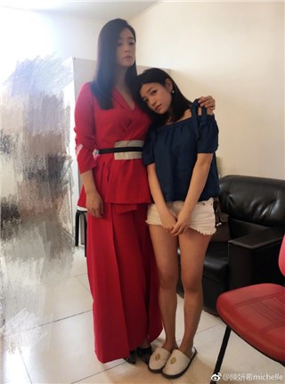 陈妍希身高差蒋欣一大截 粉丝神回复：放心，你的脸比较圆