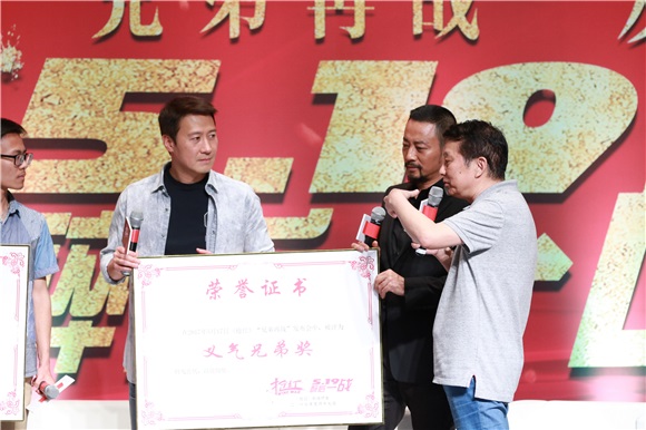 《抢红》抢下本周国产片预售第一 张涵予黎明「大小宝」合体