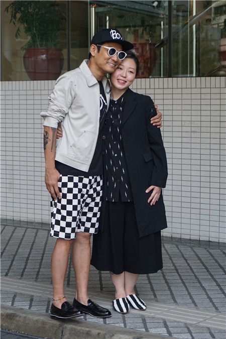 杜德伟、太太李晓冰「产後出院见记者」
