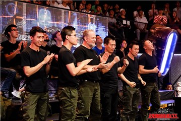 明星战队经理人黄健翔与队友