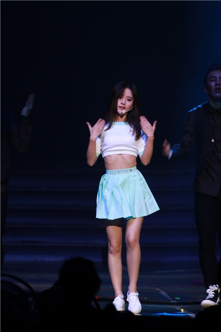 鞠婧祎SNH48第三届总决选摘得桂冠 王冠、披风加身尊贵公主甜美迷人
