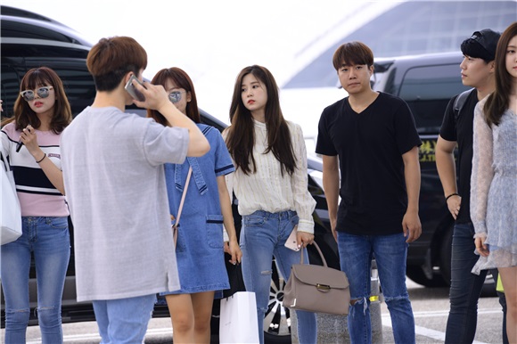 女团APINK 为在日本的
《MBC Korean Music Wave》演唱会现身仁川机场准备出国