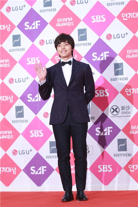 2016sbs演技大赏举行 朴信惠、李准基、IU、李敏镐等出席红毯