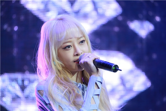 女团MelodyDay举行迷你2辑《KISS ON THE LIPS》发售showcase