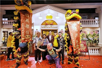 李晨nic现身好友复古餐厅 分享潮流餐饮新“食”尚