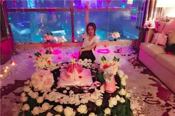 赵丽颖喜躺豪华花海房 欢度29岁生日