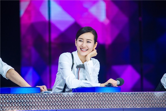 王鸥带伤录《快本》 「拄拐神探」美甲「审」何炅