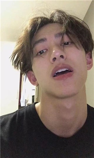 大家好,我是俞彬,就算头发乱乱我也最帅