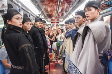 狄仁杰车厢内合照