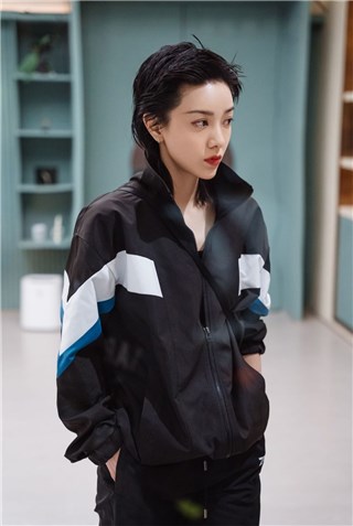 郭采洁乘风破浪一公舞台《自己》明天播出 分享早期唱跳视频自称是“烤骨”