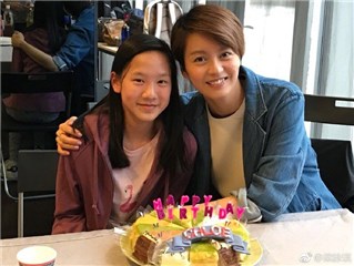 梁咏琪与同学聚餐话题聊不完 不变的友情让她相当珍惜