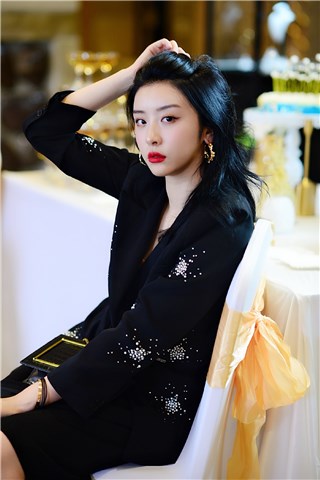 赵小棠《青春加点戏》扮演女总裁  霸气上线憨笑出圈