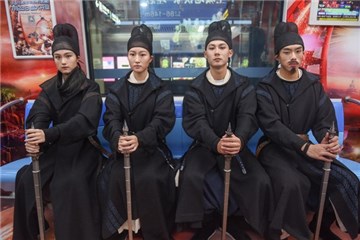 进入车厢肃立静坐