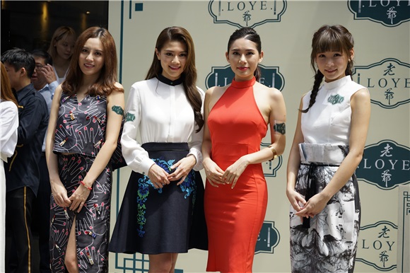 周秀娜、雨侨、简淑儿及唐贝诗出席餐厅开幕活动