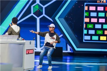 孙勇快速将自己计算的答案交给队友