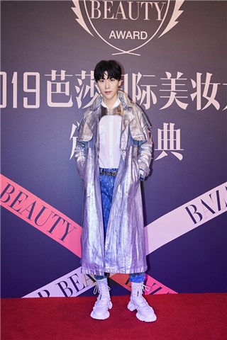 王博文亮相时尚芭莎国际美妆盛典 获年度新锐魅力艺人奖
