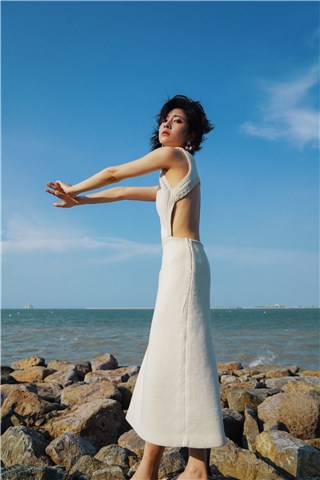 杨懿、钱冬旎化身“红白玫瑰”　现身海南大展夏日海边风情