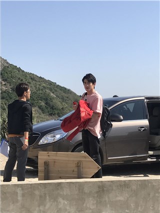 林更新录《三个院子》又穿红外套