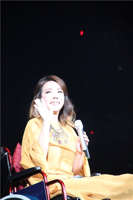 辛晓琪带伤惊艳亮相罗大佑演唱会 深情献声感动全场