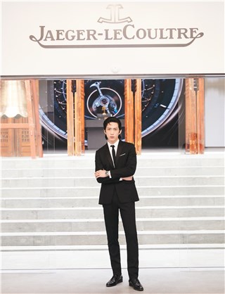 井柏然黑色正装出席品牌活动 谈近期规划将拍戏放在首位