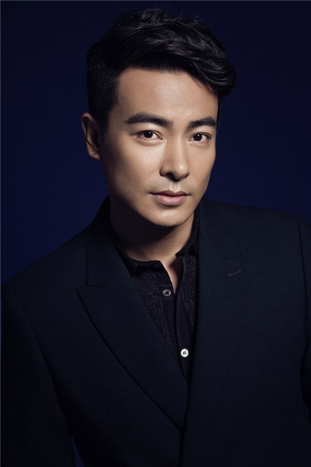 於波精致正装养眼吸睛 颜值逆生长展熟男魅力
