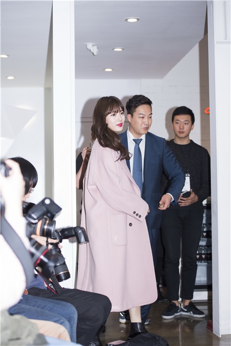 〈Yes 首尔现场〉missA裴秀智亮相签名会 超长大衣潮范儿十足