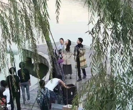 《凉生》路透照曝光 马天宇孙怡湖边拍戏