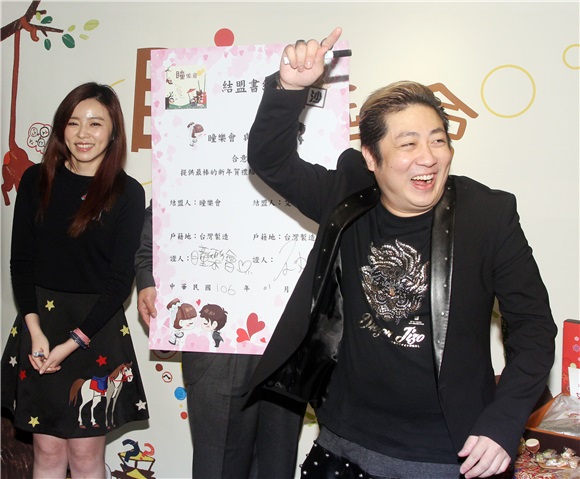 王瞳推出伴手礼,艾成带豪气钻石出场