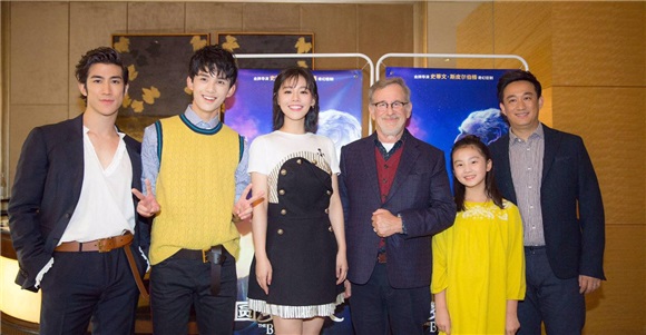 马思纯助阵《圆梦巨人》首映礼 与斯皮尔伯格热聊玩自拍