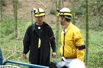 黄渤、王迅商量对策