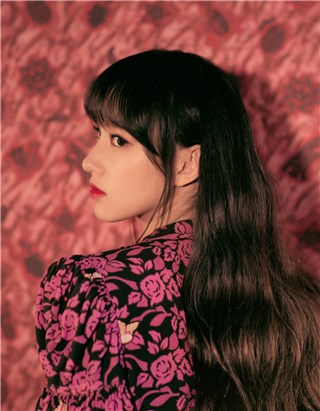程潇最新写真宛如油画仙女 绚丽碎花碰撞复古质感