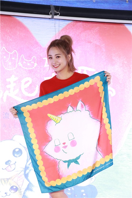 鬼鬼吴映洁出席流浪动物认养活动