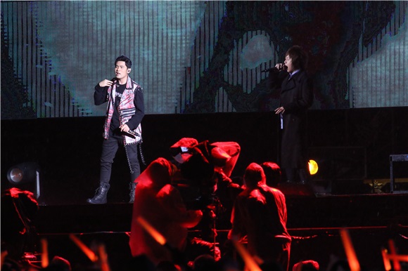 五月天演唱会最终唱 周董雨中登台合唱