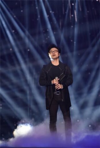 图:汪峰现场演唱《谢谢》