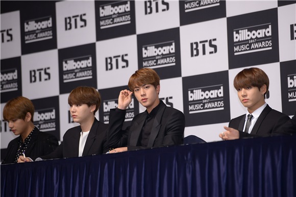 BTS Billboard获奖纪念记者会 Jin世界级帅脸获认证
